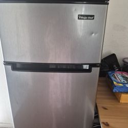 MINI FRIDGE MAGIC CHEF.     $70