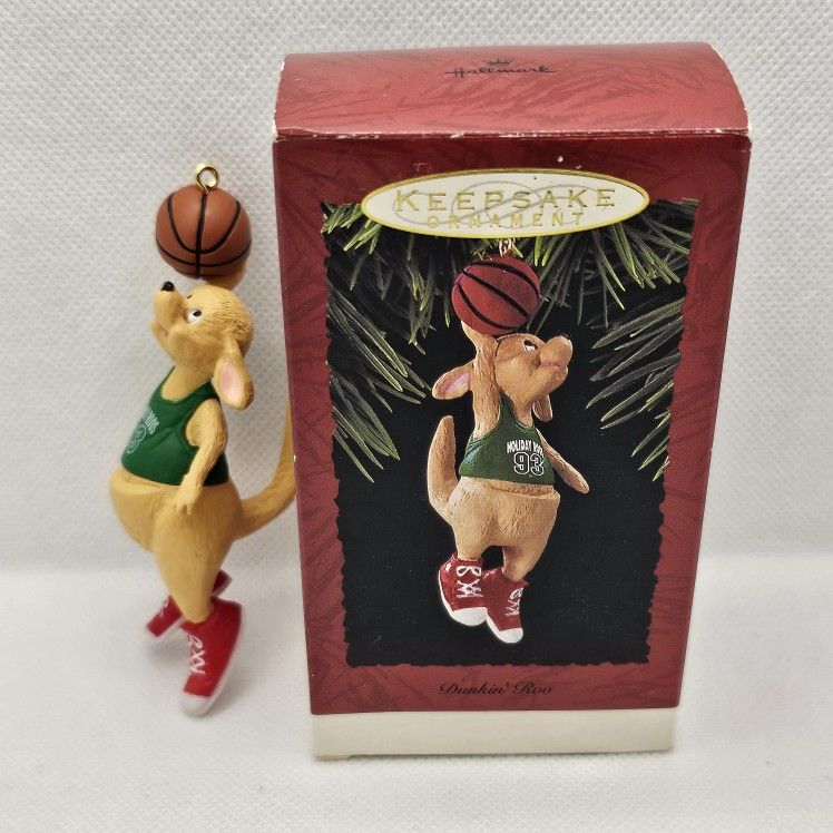 Hallmark Keepsake Ornament kangaroo Dunkin Roo Christmas 1993 basketball ball
Ornament is in excellent condition, no flaws
Box is in good condition,