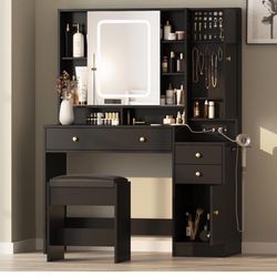 Makeup vanity