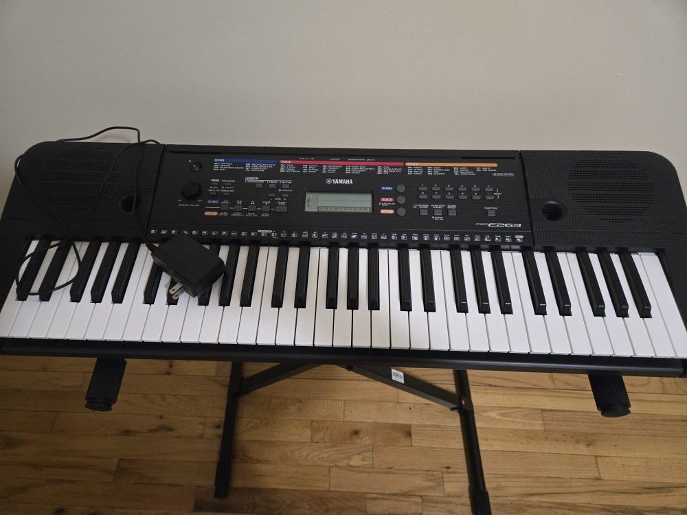 Piano- Keyboard Yamaha PSR E 263. 61- Keys