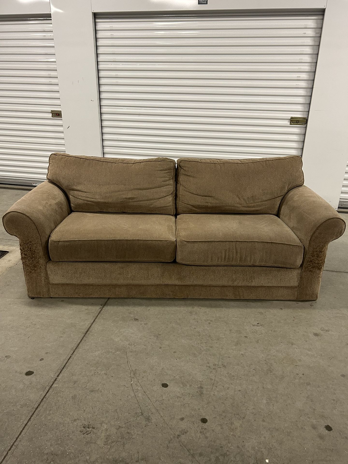 Comfy Tan Couch 🛋️ FREE DELIVERY🚚