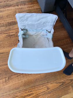 Foldable booster/high chair