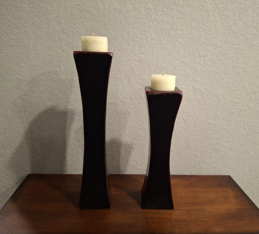 WOOD CANDLE HOLDERS SET(SERIOUS BUYERS ONLY PLEASE 🙏🏻)READ FULL DESCRIPTION BEFORE ASKING PLEASE 🙏🏻 IF IT'S POSTED IT'S AVAILABLE 👀(CASH ONLY)