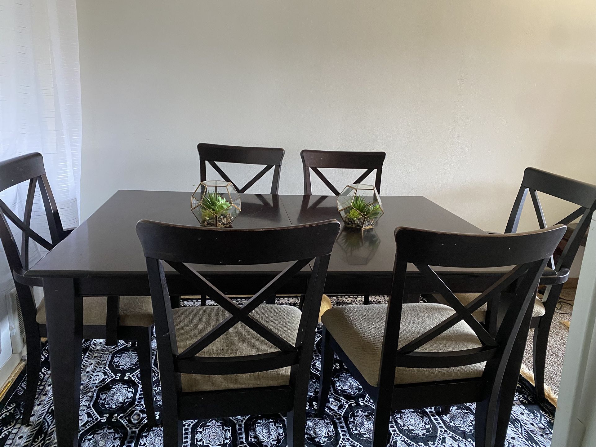 Dining Table Great Condition 20$