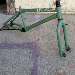 USED 20 INCHES  FIT FRAME  WITH CHAIN  OLD FIT FRAME  NO DENT  ONLY  SCRATCHES  HABLO ESPAÑOL 