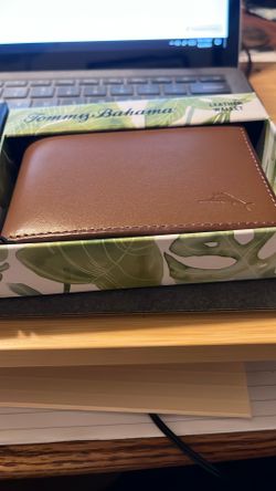 Tommy Bahama Mens Wallet New In Box( Brown)-$25