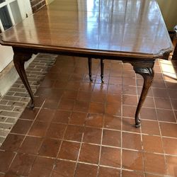Queen Anne Walnut Dinning Table
