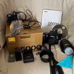 Mint Nikon d5000 with kit lens. Low shot count