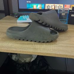 Yeezy Slides 