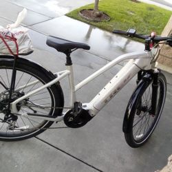 TREK ALLANT 7s PETAL ASSIST E BIKE.( New)