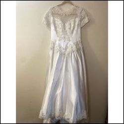 Beautiful Vintage Santa Montica Elegant Wedding Dress Lace Details & Small Train