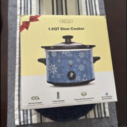 Snow Flakes 1.5 QT Slow Cooker - Brand New