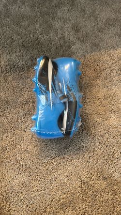 Boys soccer cleats size 5 brand new