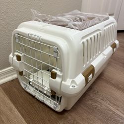 Brand New Hard plastic kennel for dogs and cats