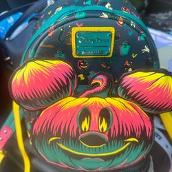 : Loungefly

5.0  8

Loungefly Disney Parks Glow-in-the-Dark Mini Backpack

