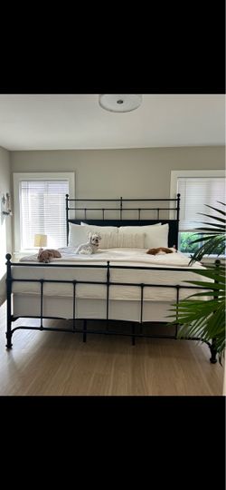 Black king metal panel bed and heavy duty metal box spring
