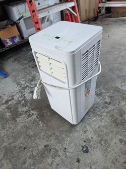 Vissani 5000 btu portable air conditioner. Works!! No accessories!!
