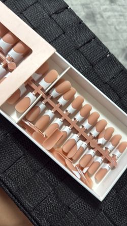 Nail tip put on gel