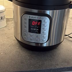 Instant Pot Multi‑Function Pressure Cooker — Excellent Condition