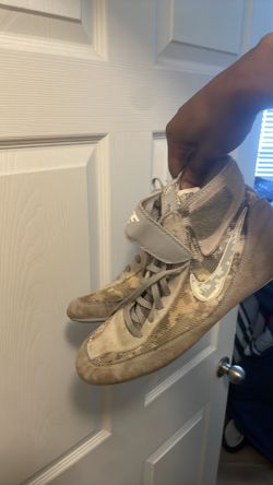 Wrestling shoes