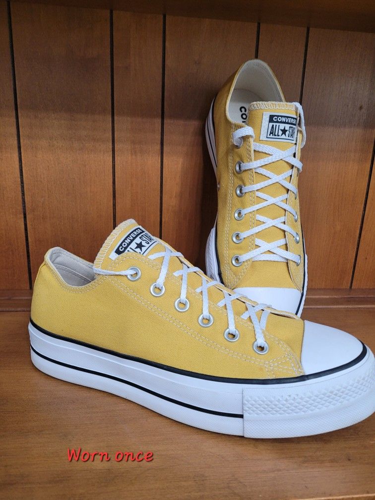 Converse yellow gold Sneakers
Women's Size 10