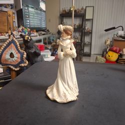 Lenox "Shopping On 5th Avenue " Victorian Lady Ivory Fine China W/24K Gold Accents, Vintage Late 20th Century 8.5" Tall