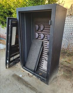 FREE!! LARGE GUN SAFE!! FREE!!