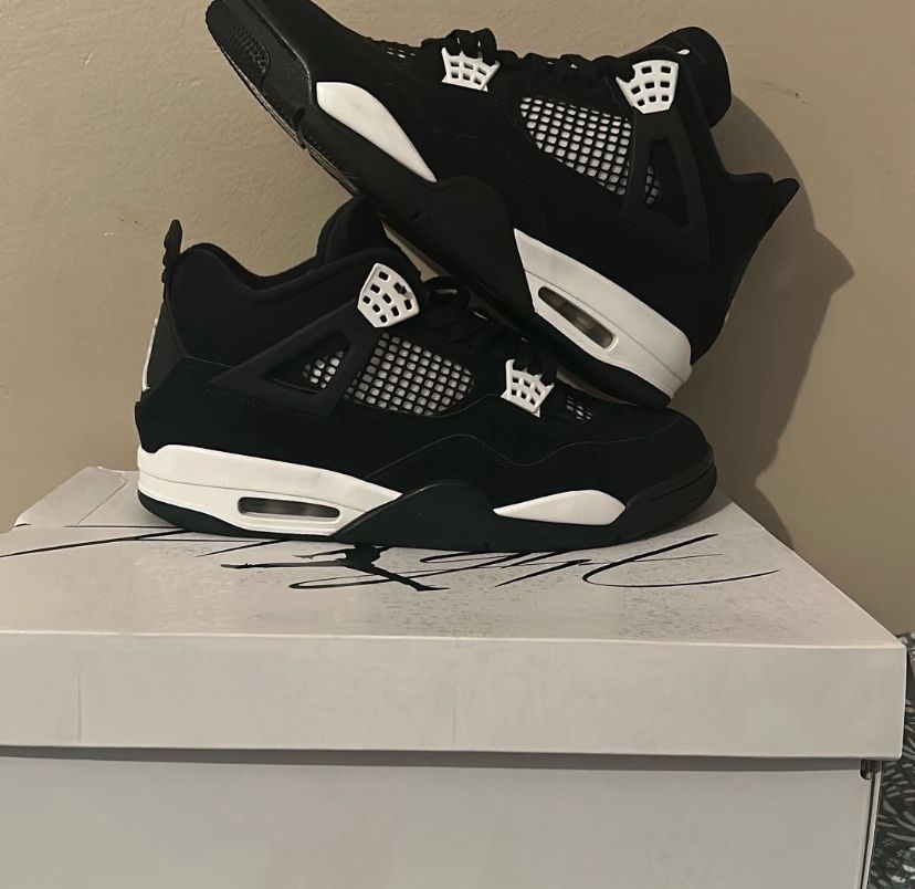 Jordan 4s White Thunder Size 11.5