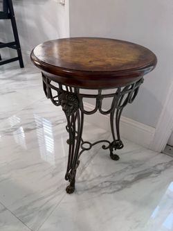 Vintage Capanni Style Iron Lion Head & Old World Map Side Table. Light cosmetic wear. Diameter 20in height 28in