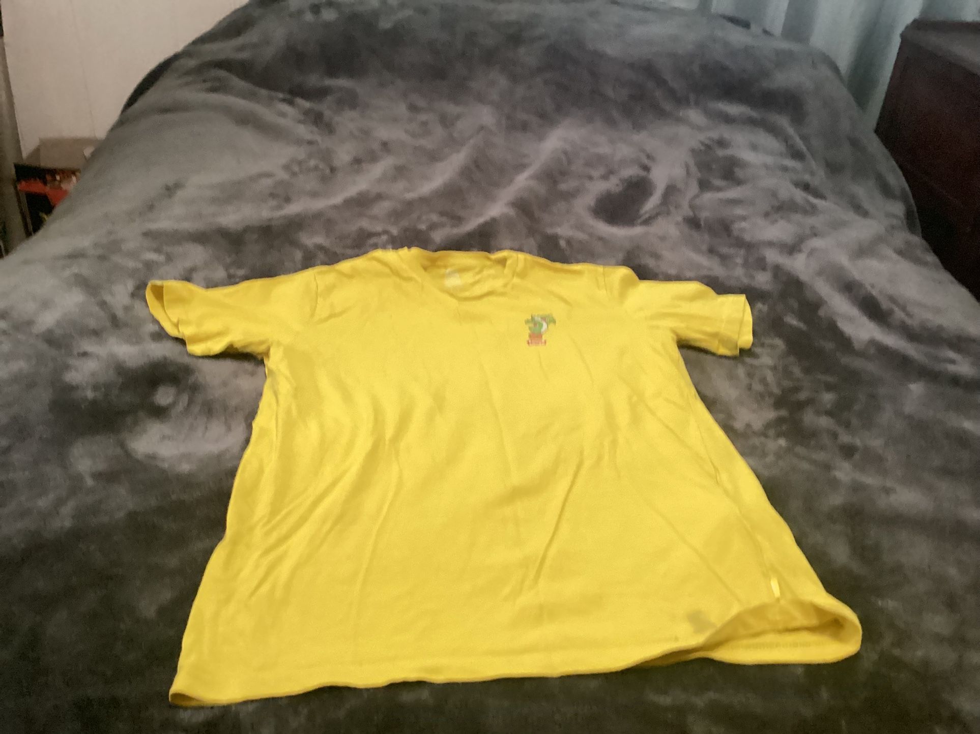 Super Mario Levis Yellow Men TeeShirt Size Medium 