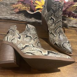 Women Size 8M Ankle Boots