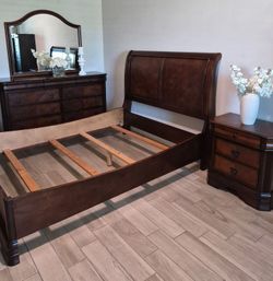 Sturdy Wood Queen Bedroom Set