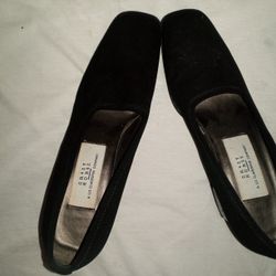 VERY Cute!!  LIZ CLAIBORNE Heels (Size 6M)