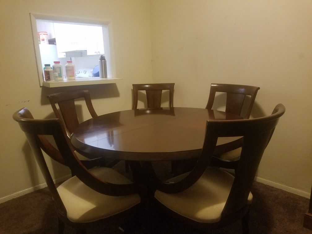 Nice dining table can be extended in the middle has to be gone by sunday