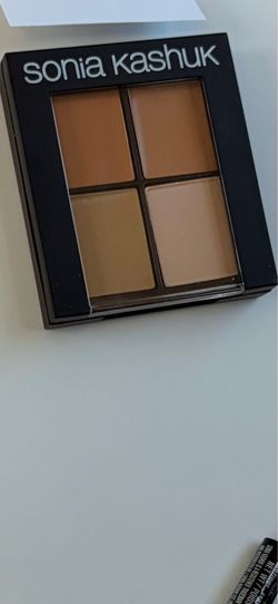 Wholesale minimum  purchase 100 - Sonia Kashuk Hidden Agenda Concealer Palette.