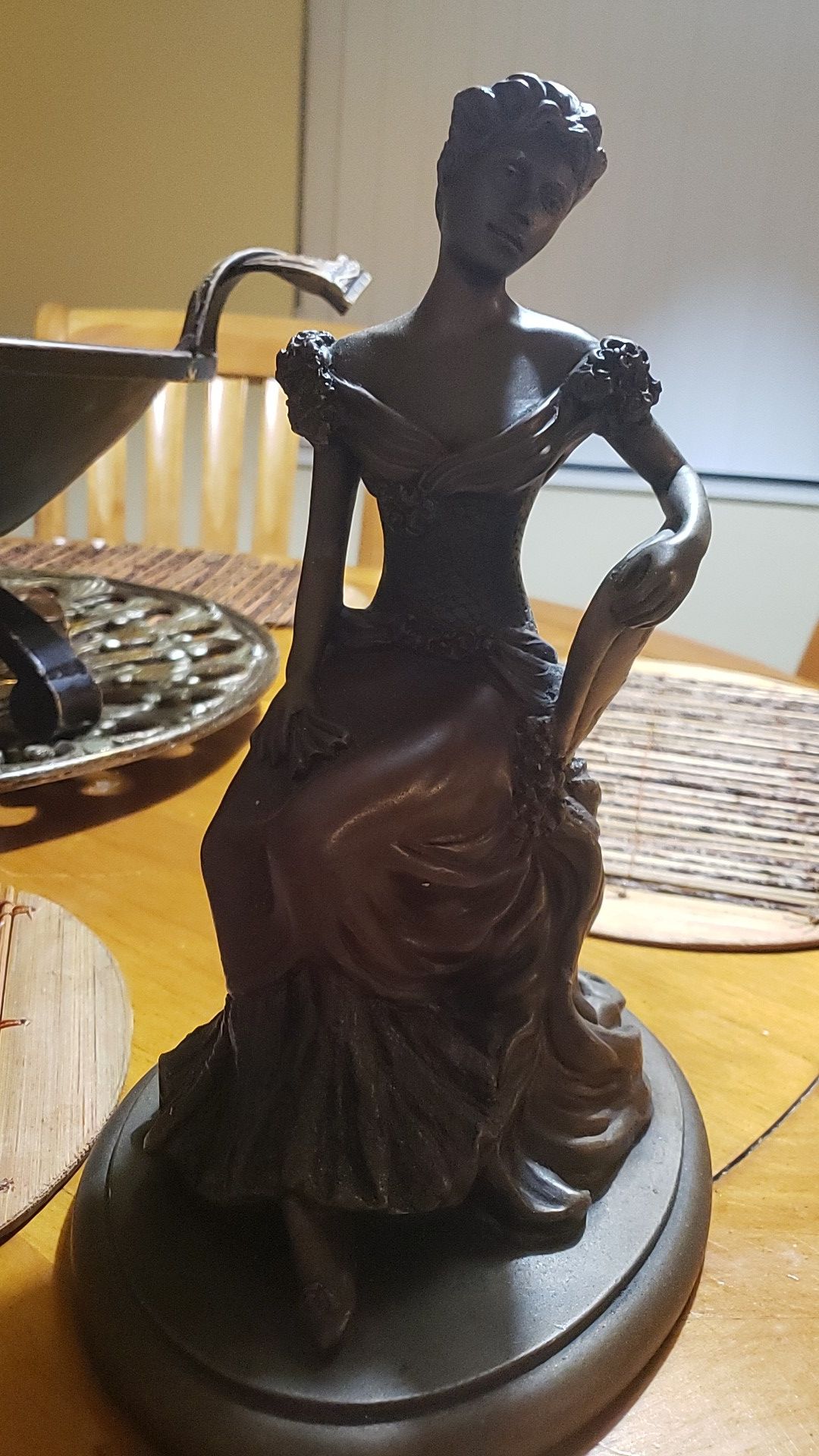 Mujer en metal