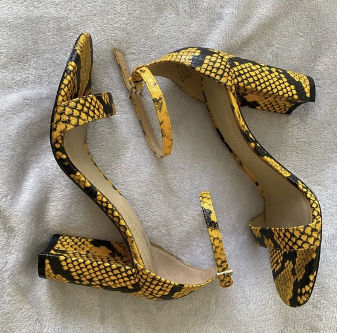 Yellow snake print Aldo block heels 💛
