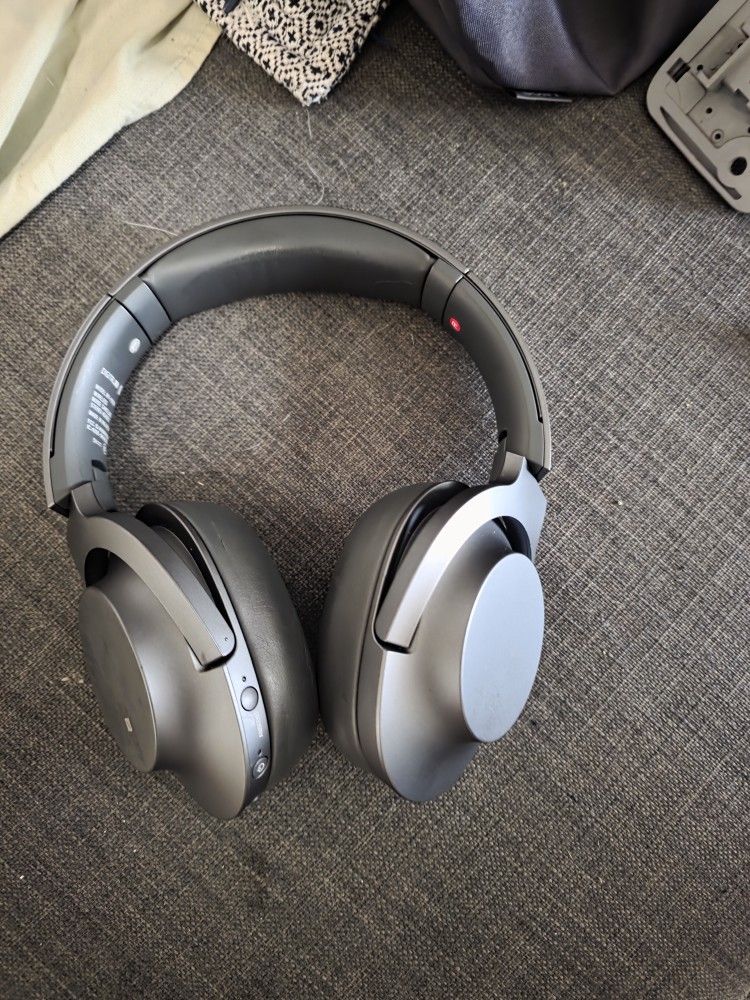 Sony Noise Cancelling WirelessheadPhones