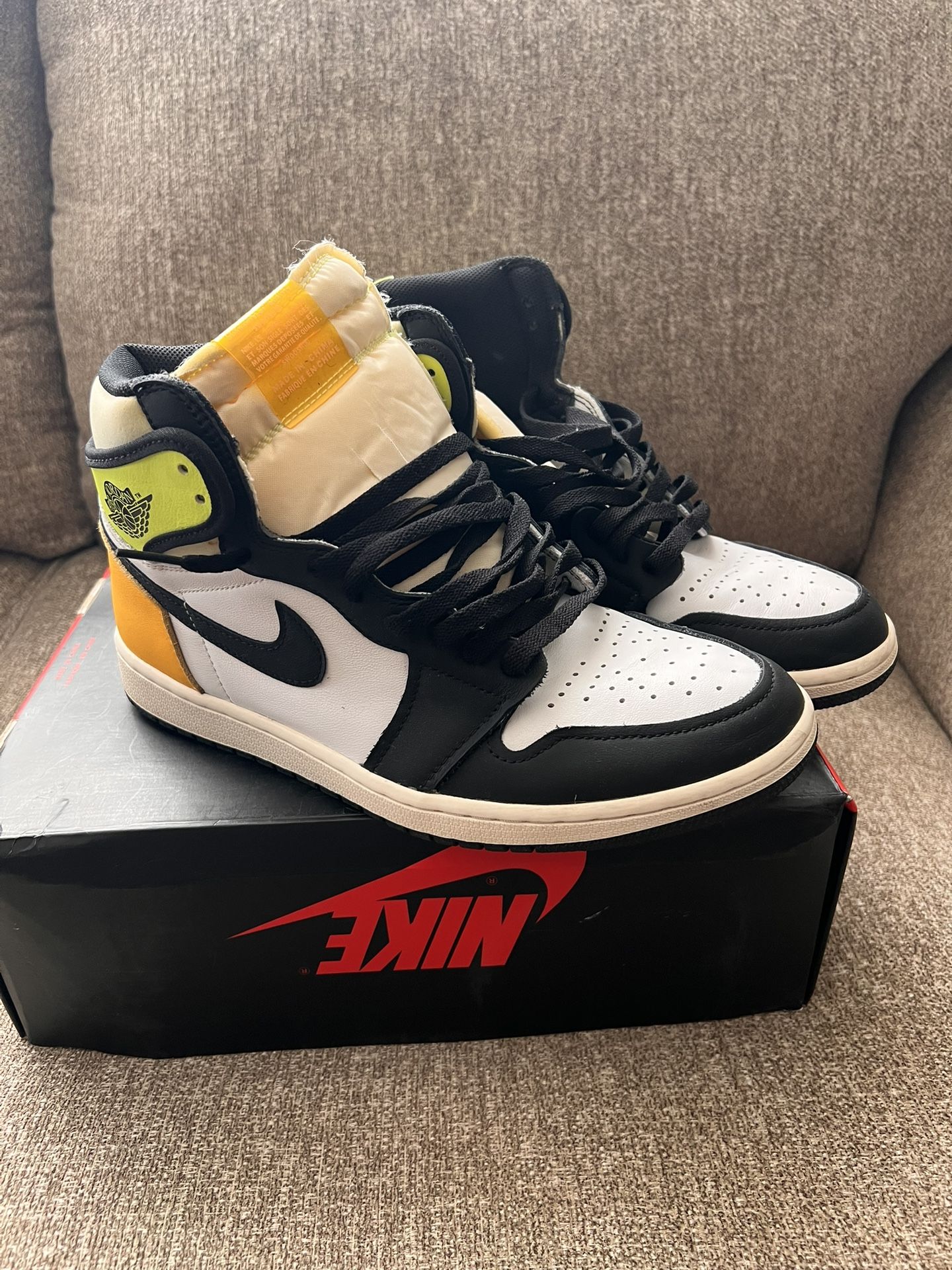 Air Jordan Retro High OG “Volt Gold”