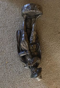 Plaster statue lute player