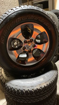 255/70/18 Jeep oem rim 5 lug