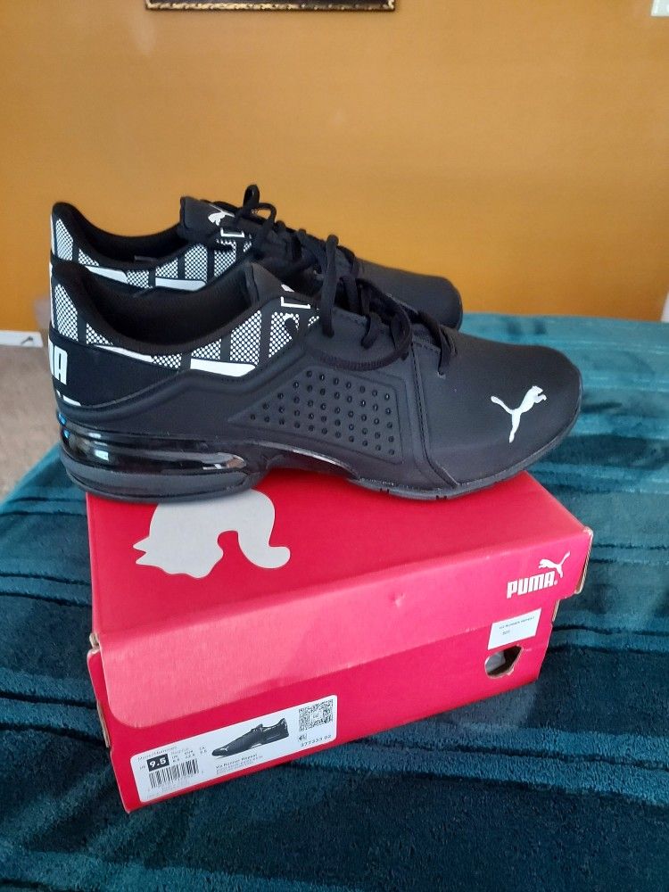 Men's Puma Viz Runner Repeat Sneakers Size 9 1/2 includes Free Socks