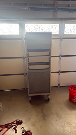 Rolling cabinet with drawers