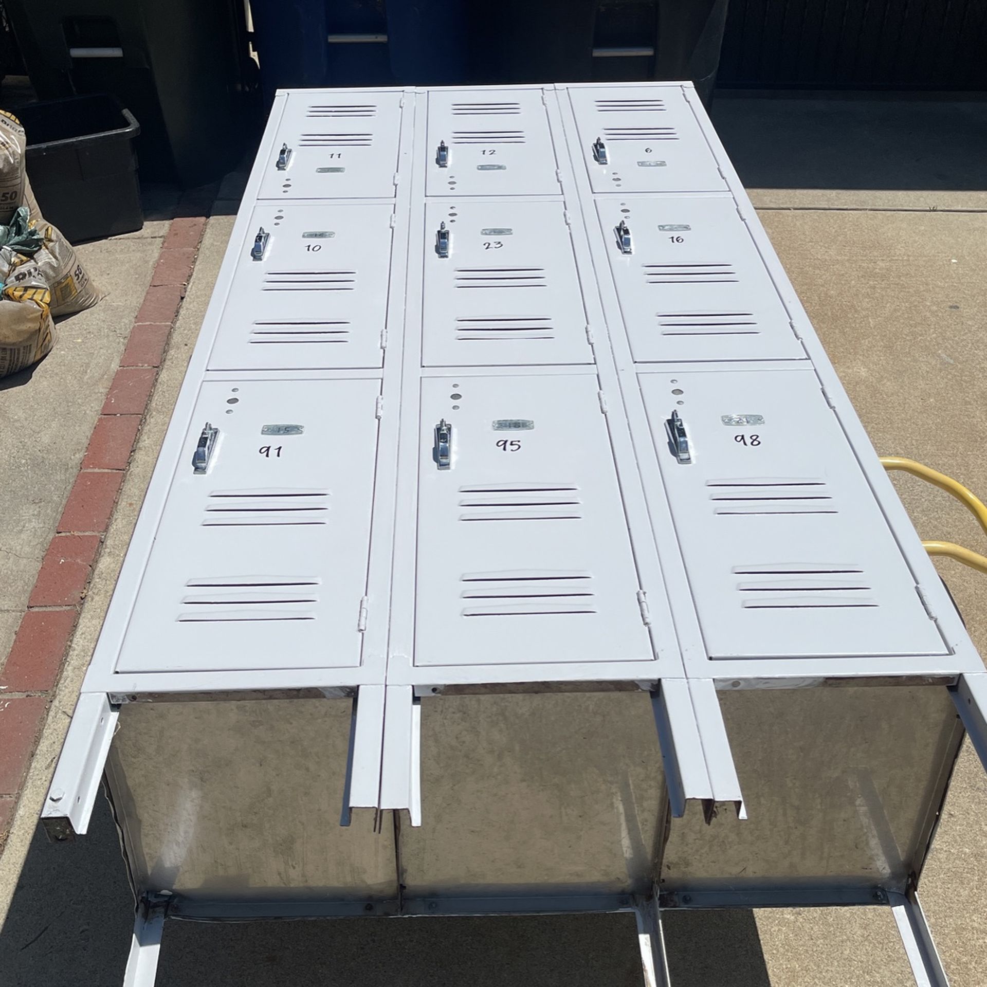 9 Locker Cabinet Metal In Good Condition Grey