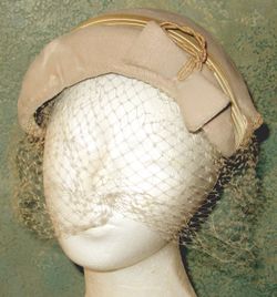 Vintage Beige Velour Women’s Pillbox Hat w Netting & Satin Ribbon Trim Lined Tap See More for All Info