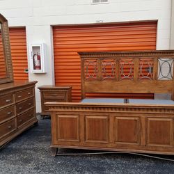 Kng Sz Bd St With Base Good Condition