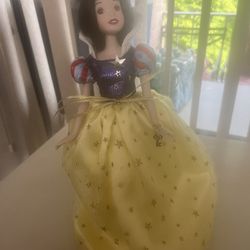 Disney SNOW WHITE PORCELAIN DOLL