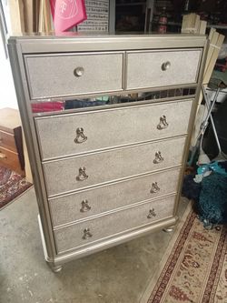 5 drawer chest made by coaster.