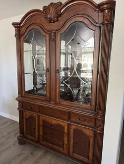 China Cabinet / Buffet Hutch