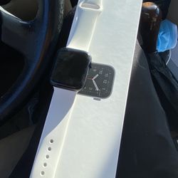 Apple Watch SE 44 MM Aluminum 